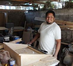 Building a solar distiller in Maneadero, 
Baja California Norte.